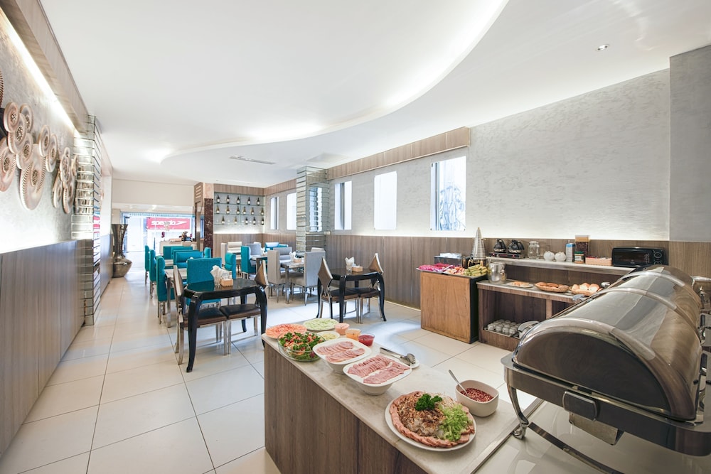 A&EM Corp - The Petit Hotel 26/37