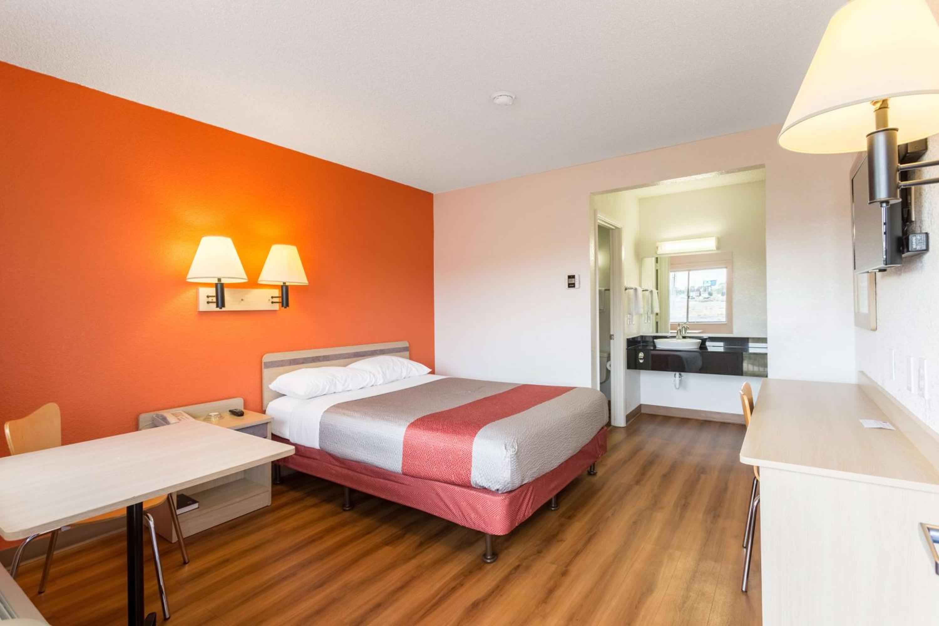 1 Queen Bed -