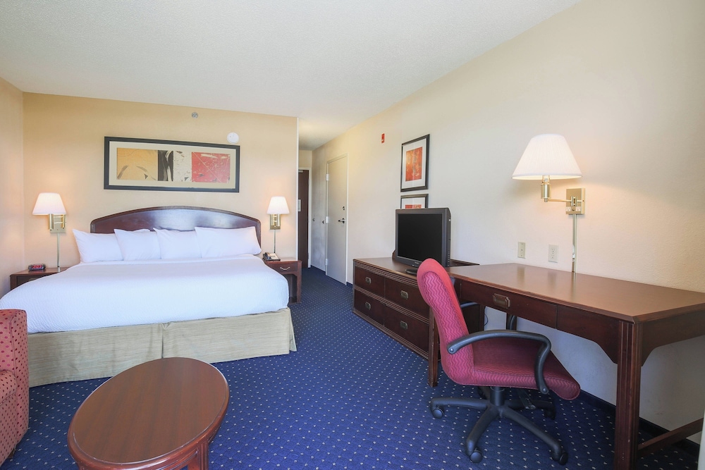 غرفة بسرير كينج مع أريكة، Courtyard by Marriott Flint Grand Blanc 7/10
