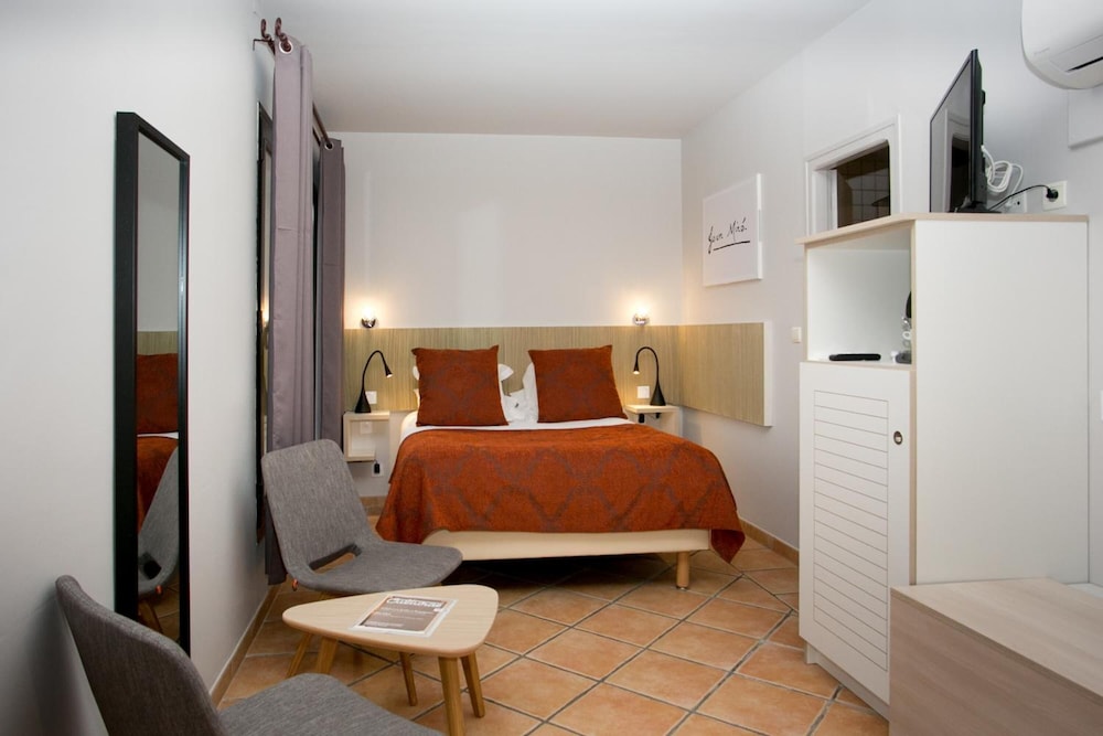 Le Relais Des Trois Mas 7/44