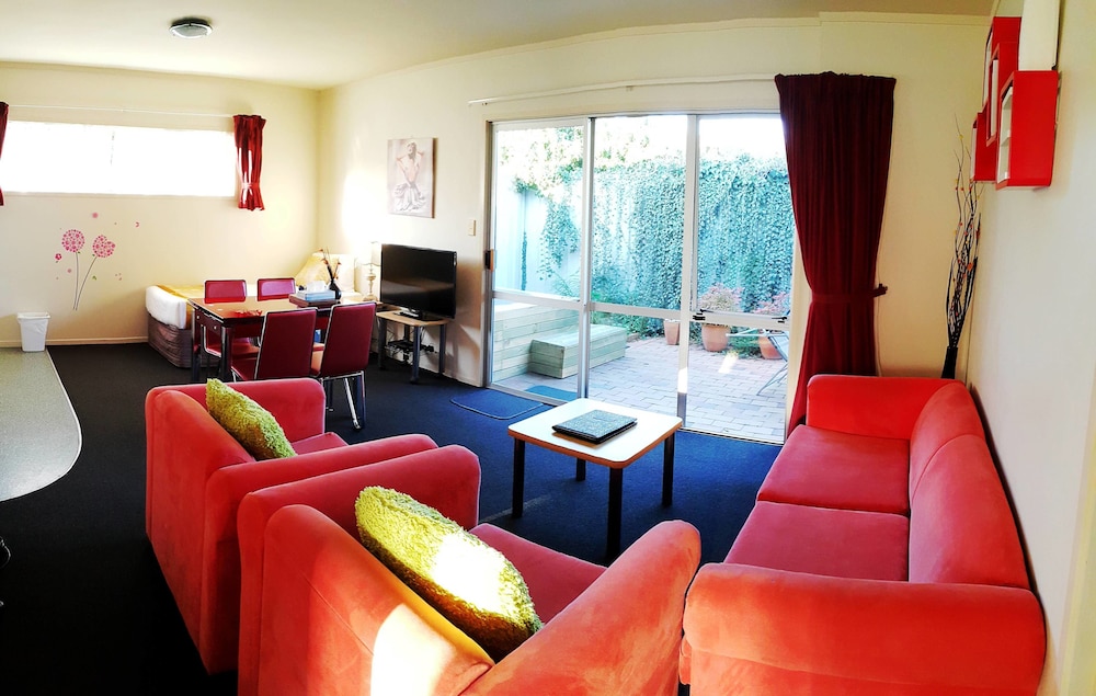 Ann’s Volcanic Motel 33/50