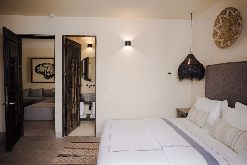 MASTER, SUITE