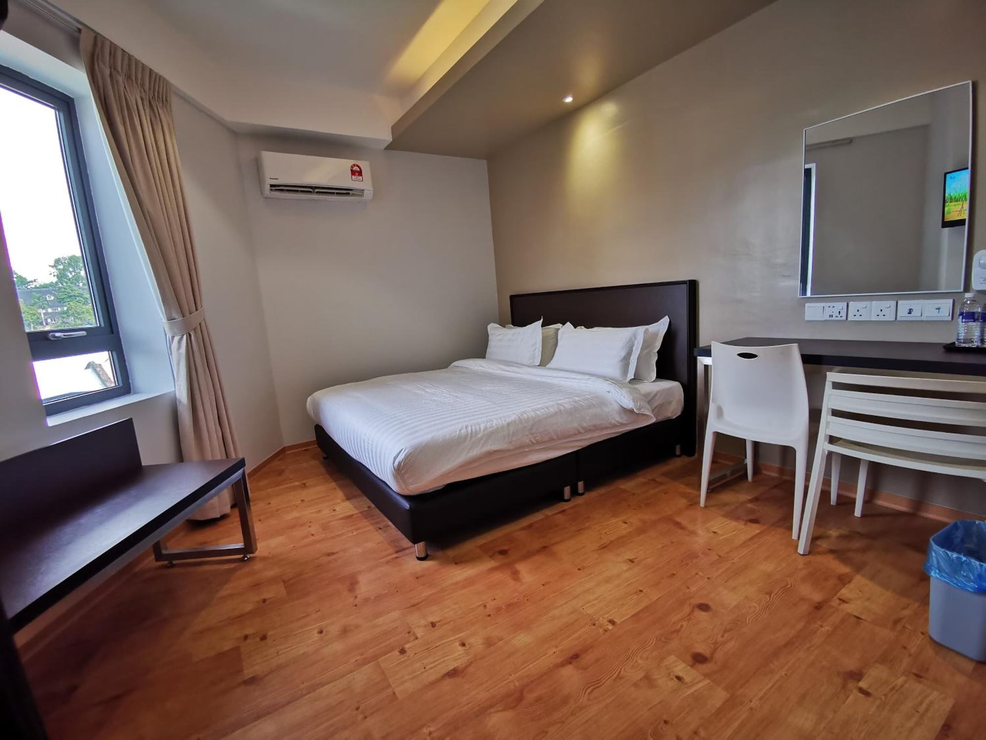 ROOM, KING BED