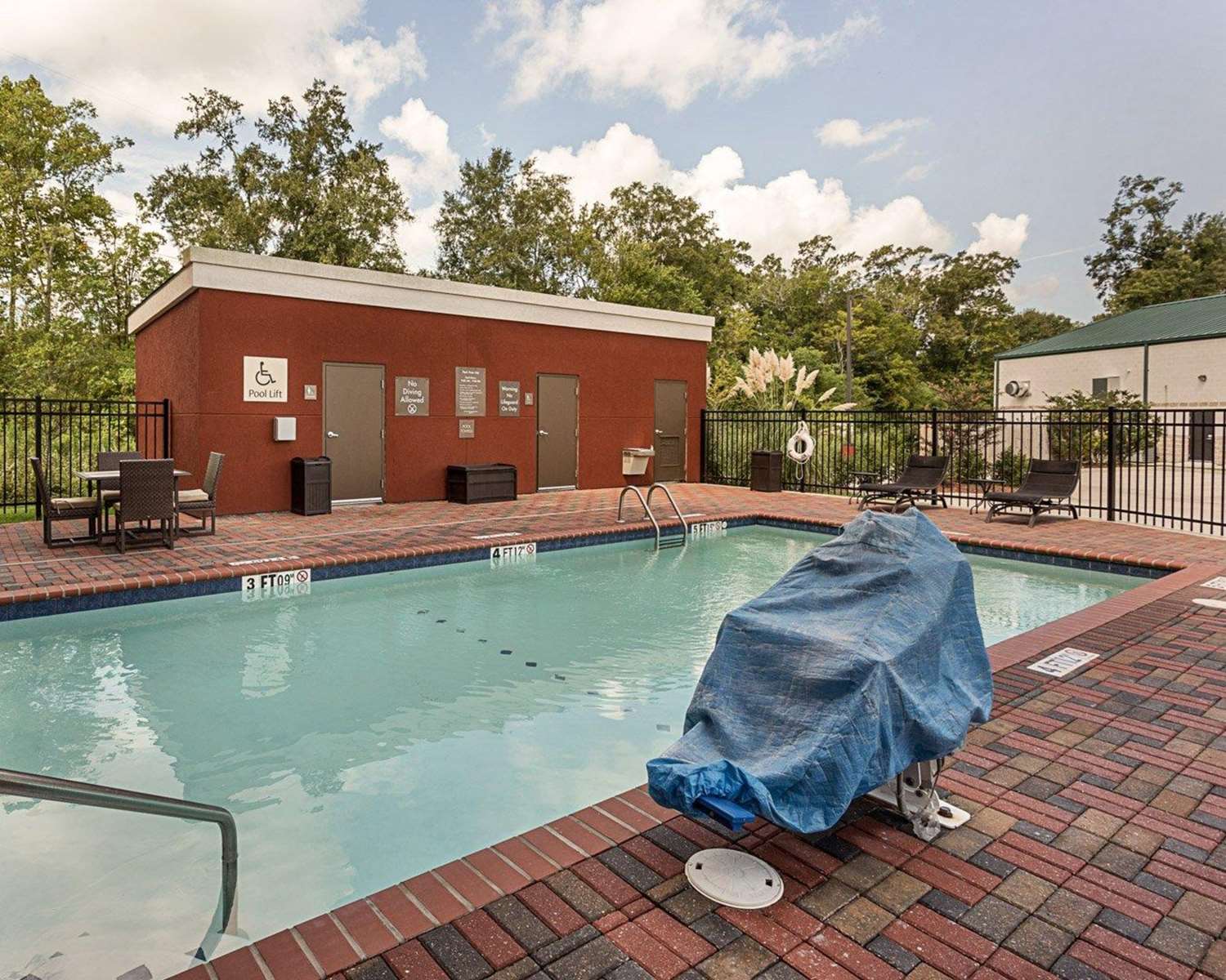 Comfort Suites Near Tanger Outlet Mall 12/18