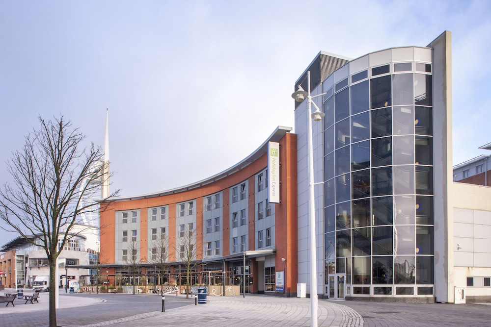 Holiday Inn Express Portsmouth Gunwharf Quays 1/56