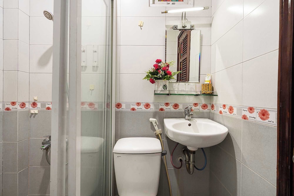 Collection O Dinh Dinh Hotel - Near Tan Son Nhat Airport 50/51