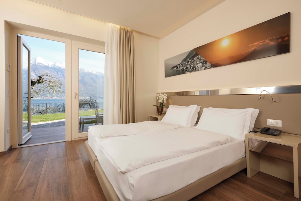STANDARD, DOUBLE OR TWIN BED, GARDEN AREA