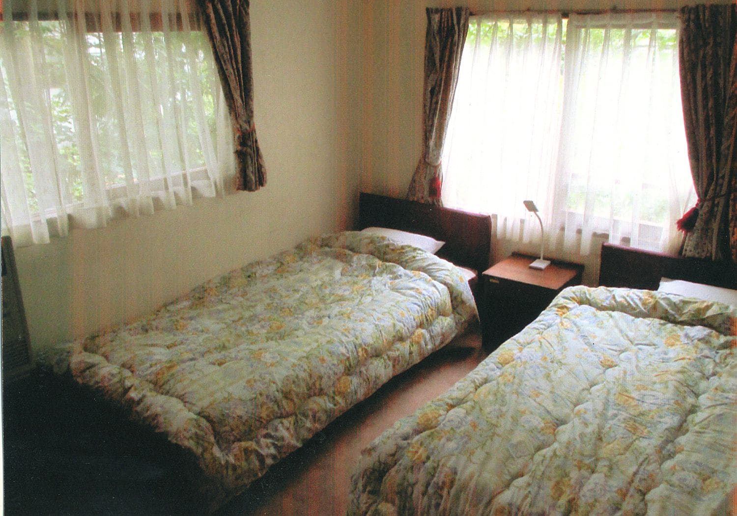 ROOM, TWIN BEDS