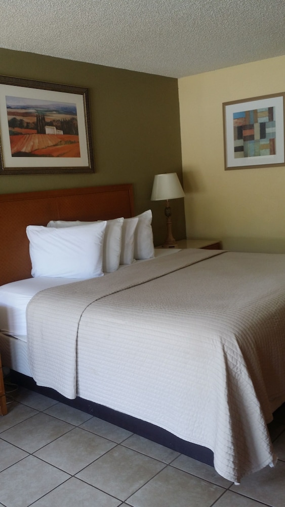 Days Inn By Wyndham Cocoa Cruiseport West At I-95/524 16/42