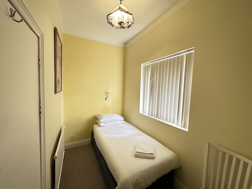 Manor Hotel 25/58