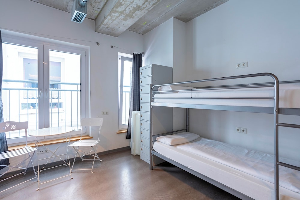 FEMALE ONLY, 6 BEDROOMS