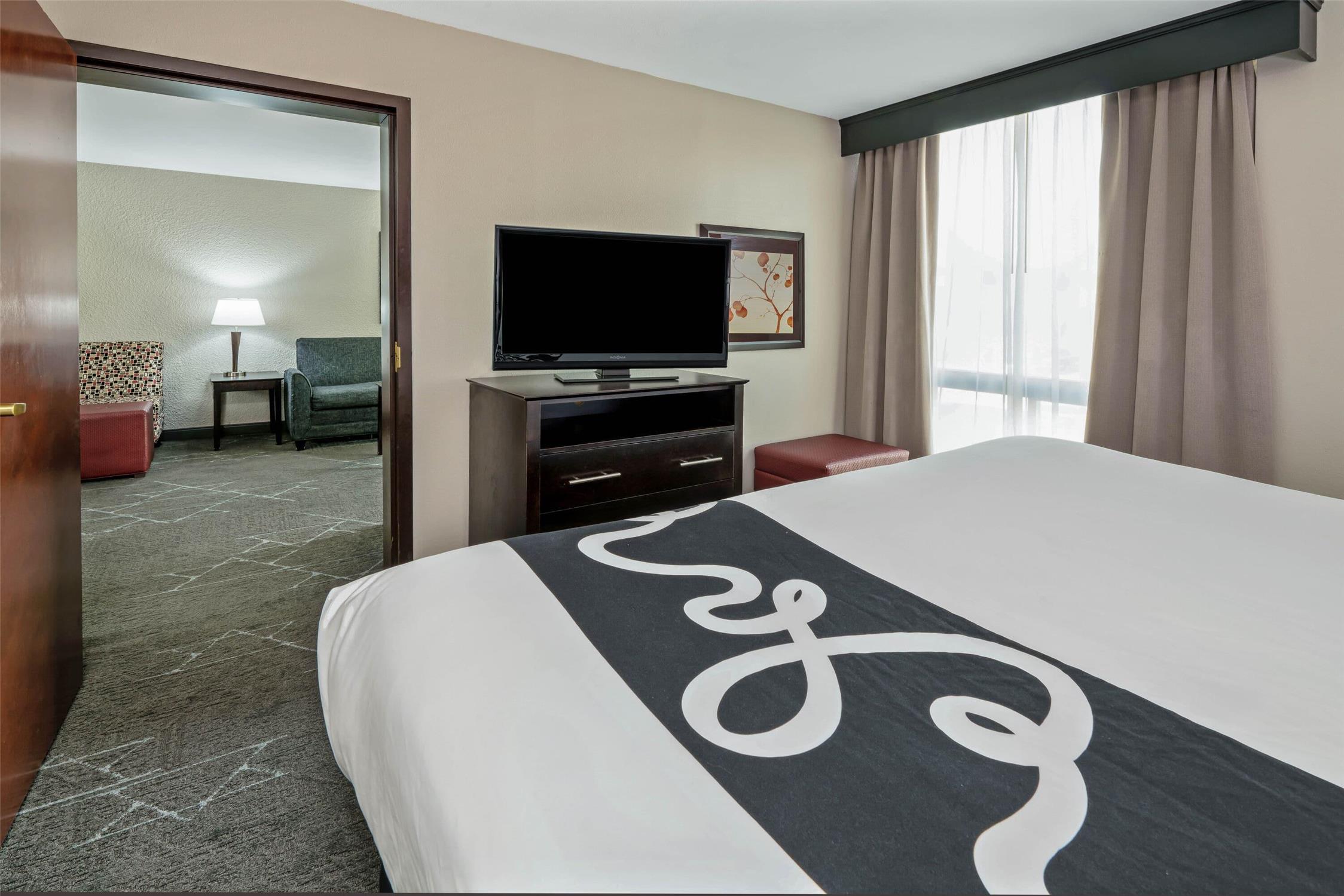 La Quinta Inn & Suites by Wyndham Dallas I-35 Walnut Hill Ln 14/46
