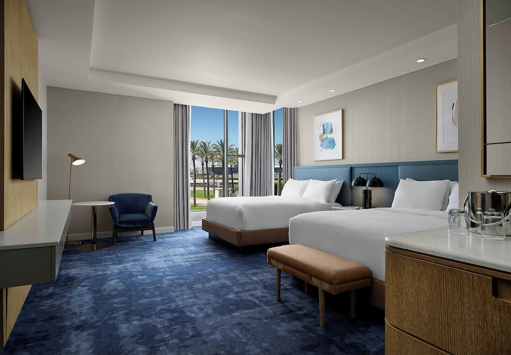 Room, 2 Queen Beds, Track View, Bay View, Accessible