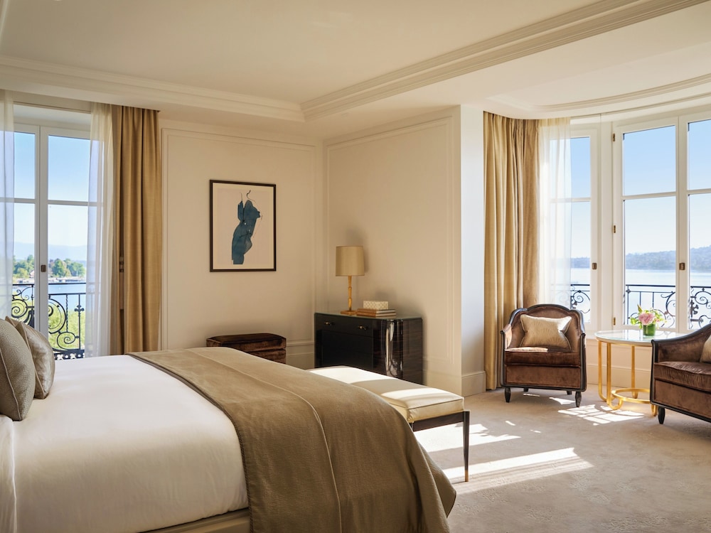 ROYAL, SUITE
