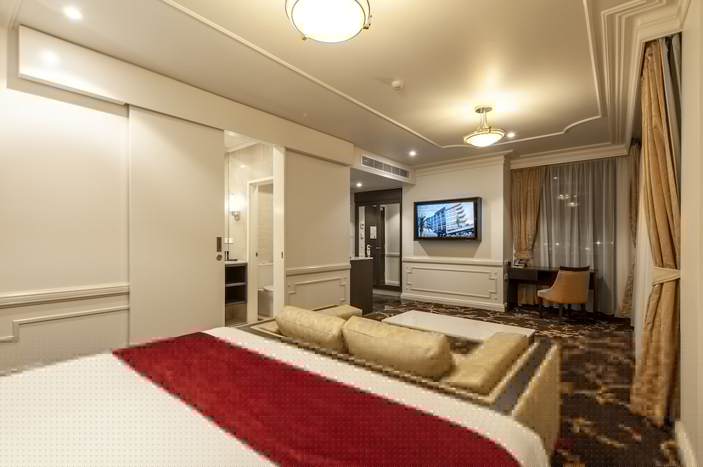 BURKE & WILLS HOTEL 25/63