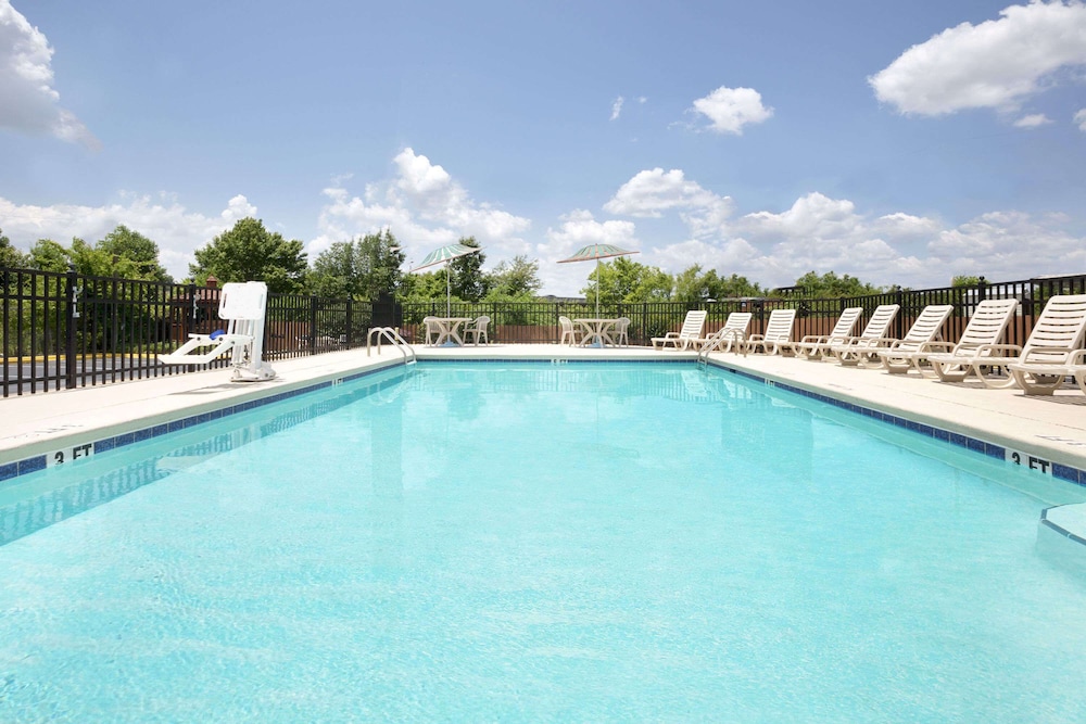 Days Inn by Wyndham Columbus-North Fort Moore 5/25