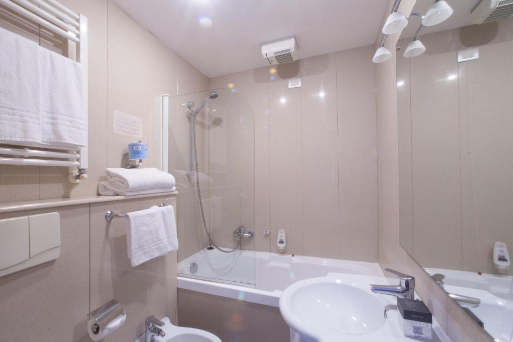 Deluxe, Double Bed, B&B Hotel Park Hotel Suisse Santa Margherita Ligure 2/3