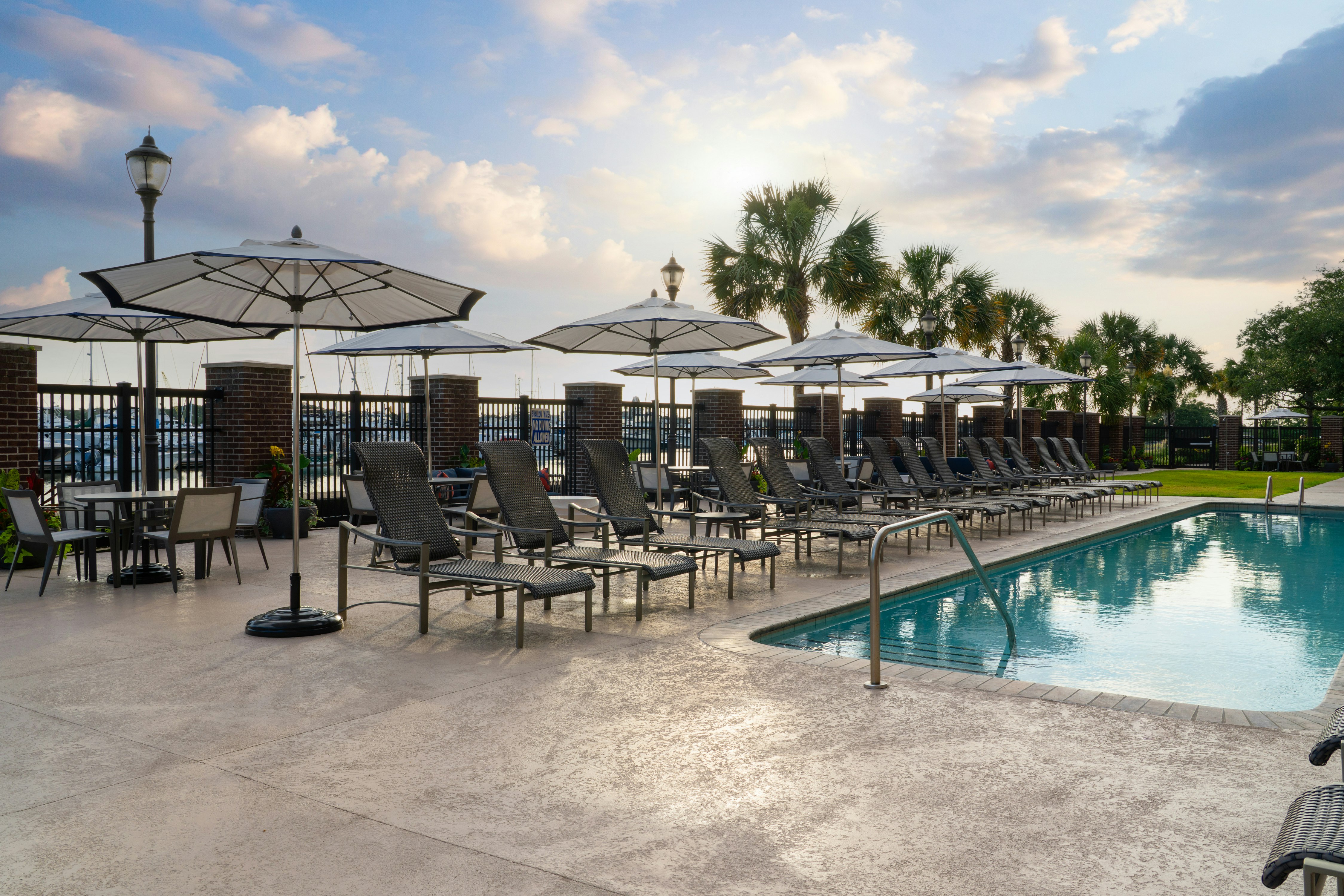 Hilton Garden Inn Charleston Waterfront Downtown 76/77