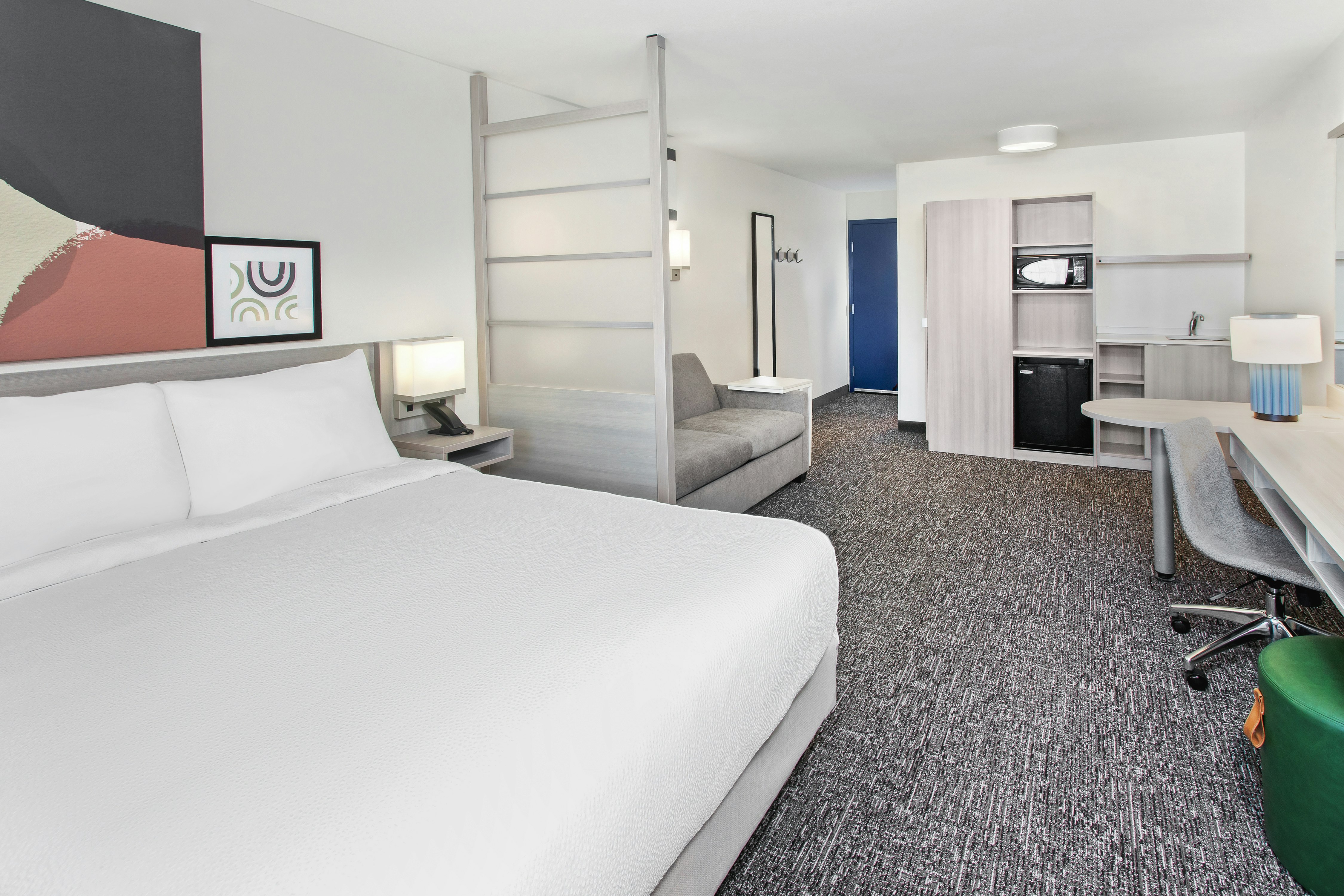 Studio, Queen Bed