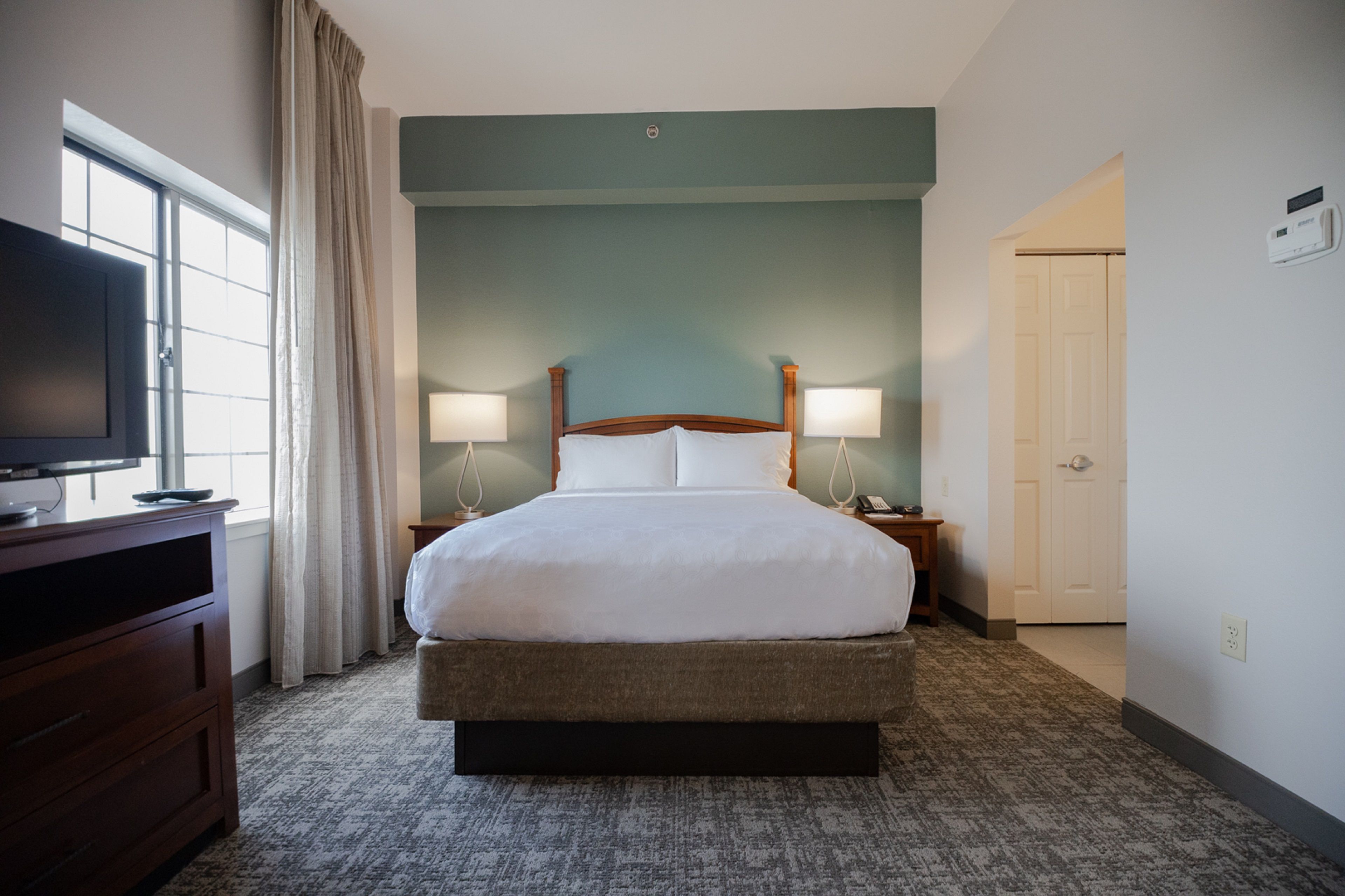 Studio, Queen Bed, Accessible