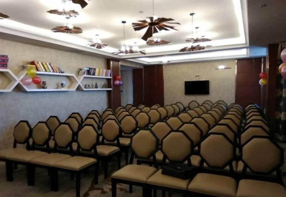 Metropolo Yining Development Zone Hotel 15/16