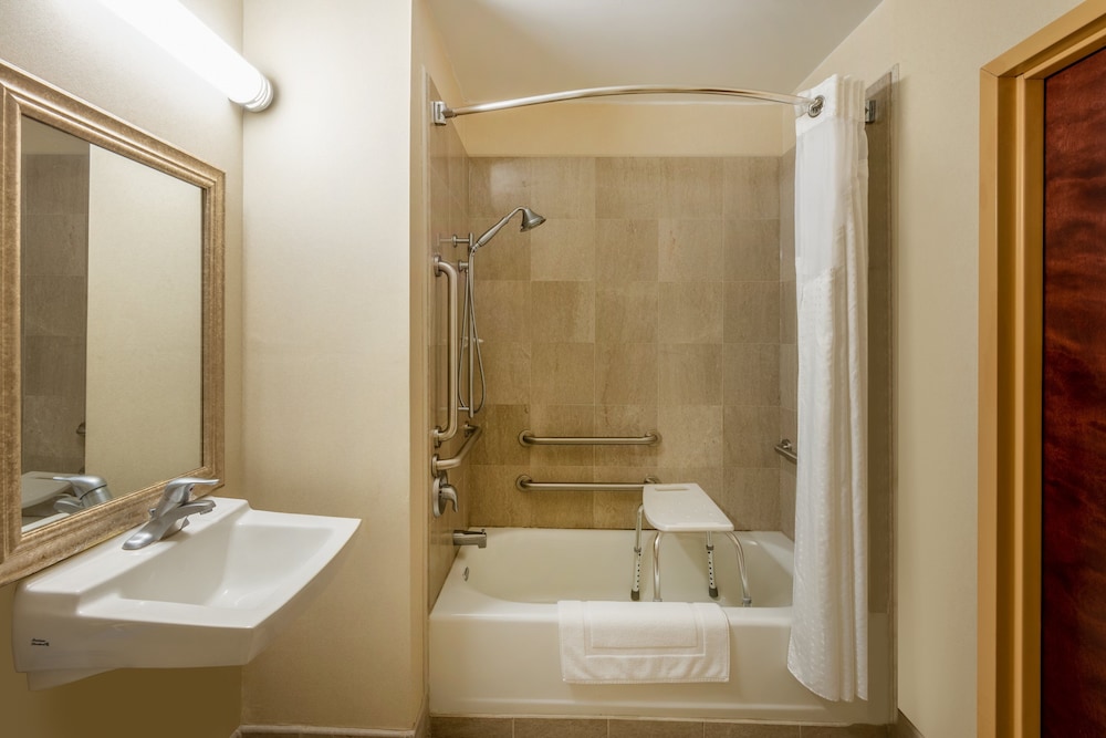 Holiday Inn Express & Suites North East (Erie I-90 Exit 41) 12/60