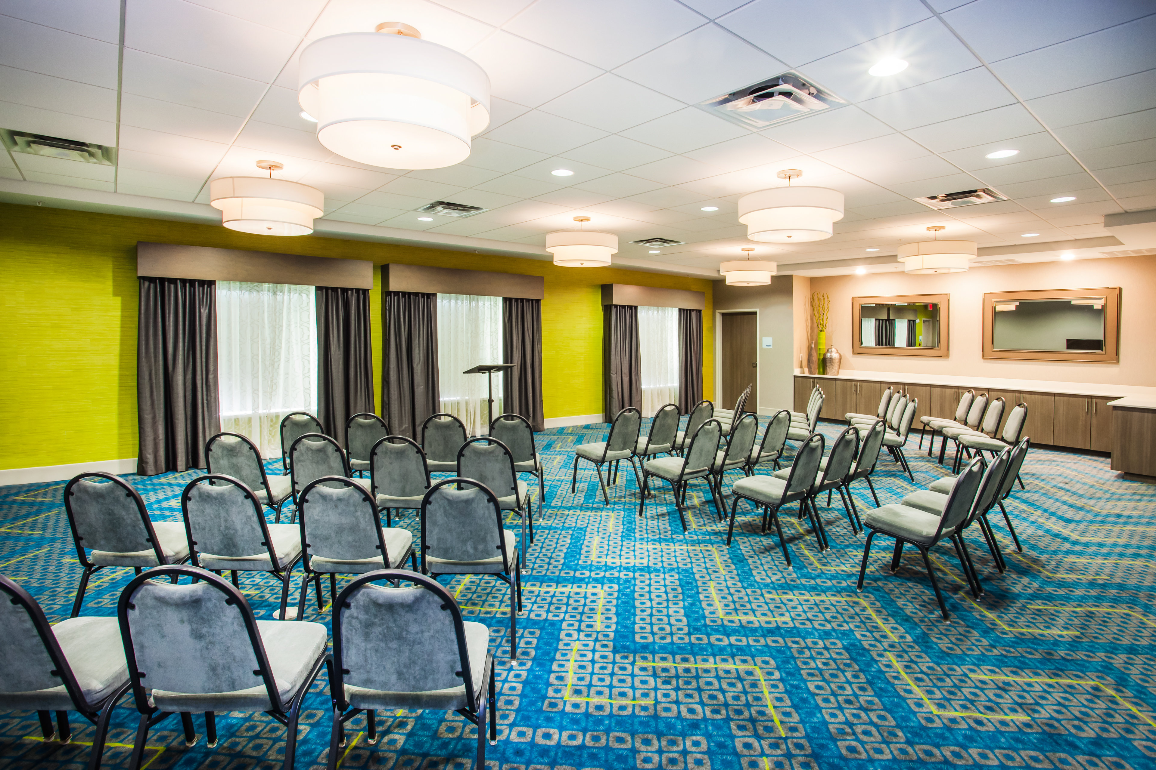 Holiday Inn Express Suites Litchfield West 52/56