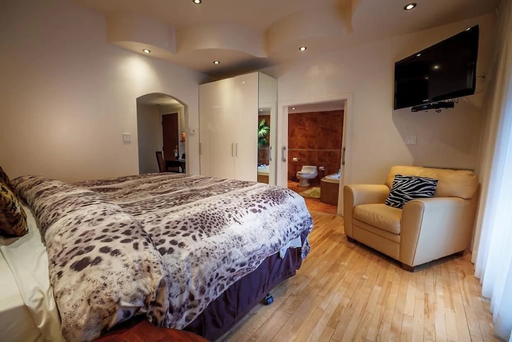 EXECUTIVE, PENTHOUSE, KING BED, HOT TUB