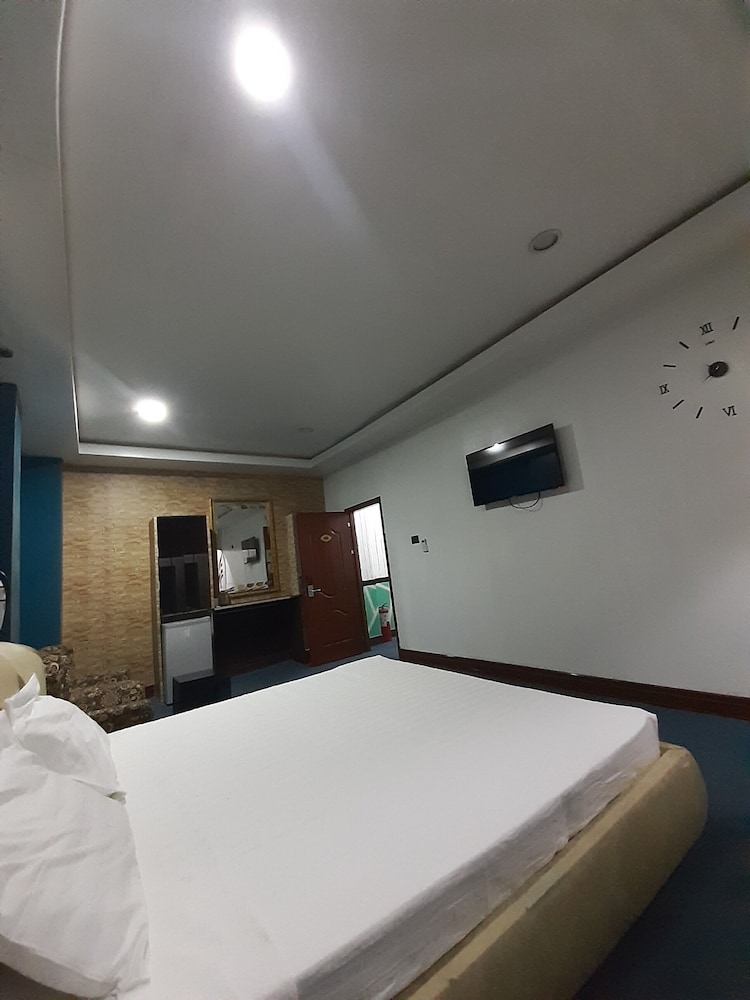 DELUXE, KING BED