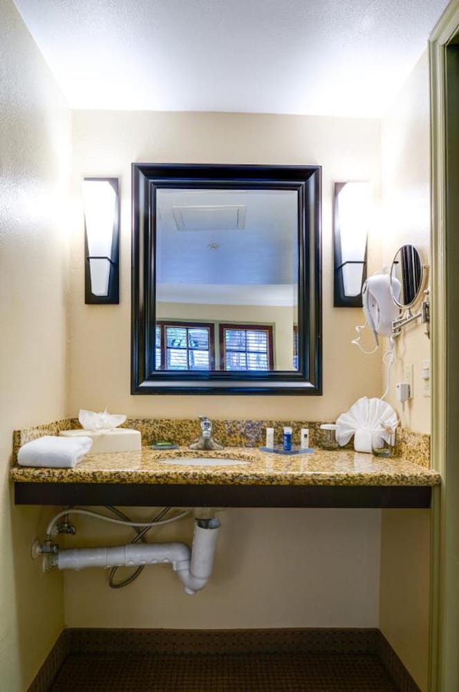 Buena Park Grand Hotel and Suites 60/75