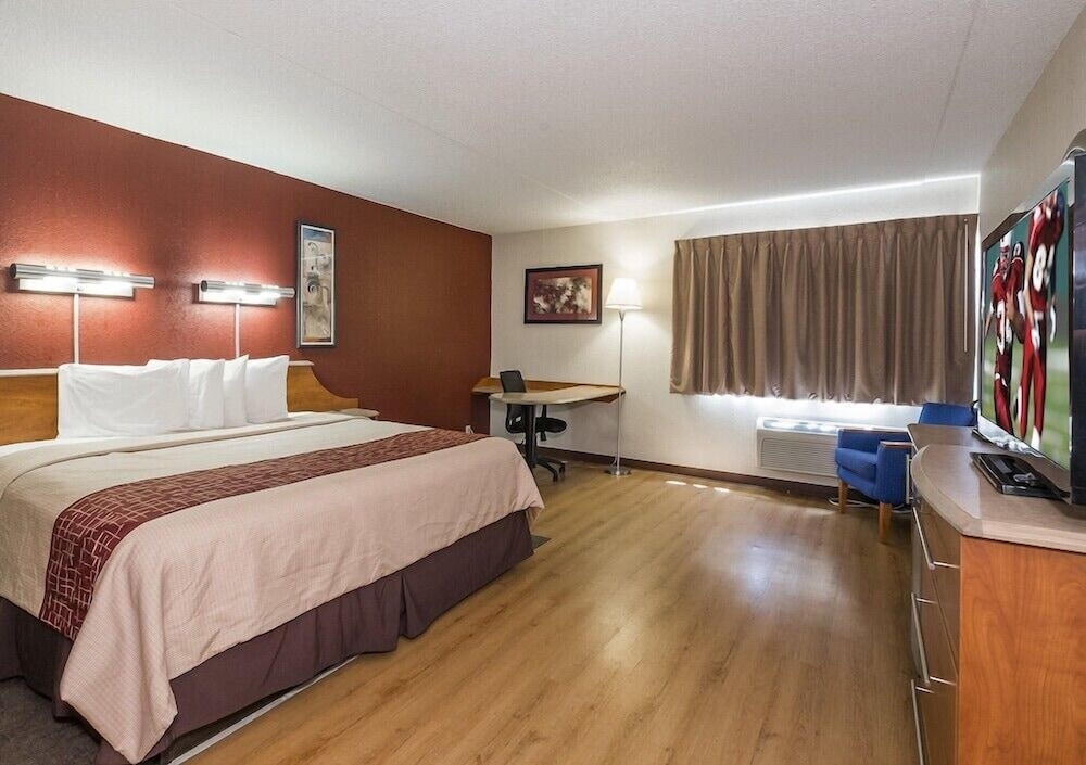 Red Roof Inn and Suites Cleveland - Elyria 14/64