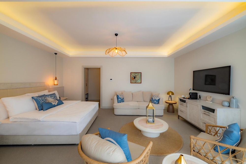 1 Bedroom, Junior Suite, Queen Bed, Garden View, Sofa, Private Pool