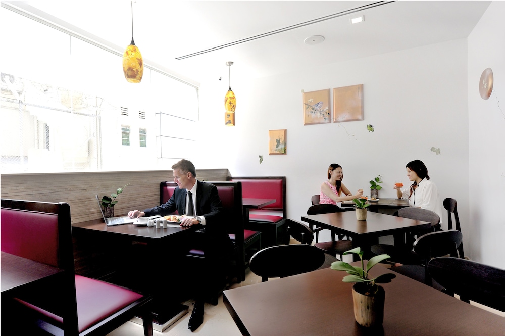 HOTEL CLOVER 5 HONGKONG STREET 28/37