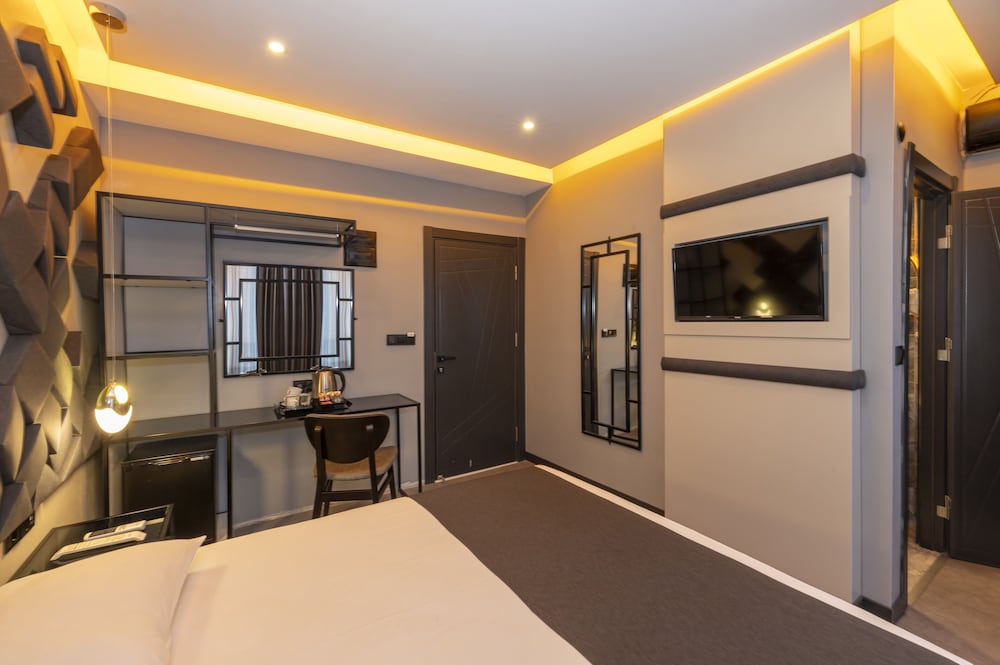 White Palace Hotel 44/46