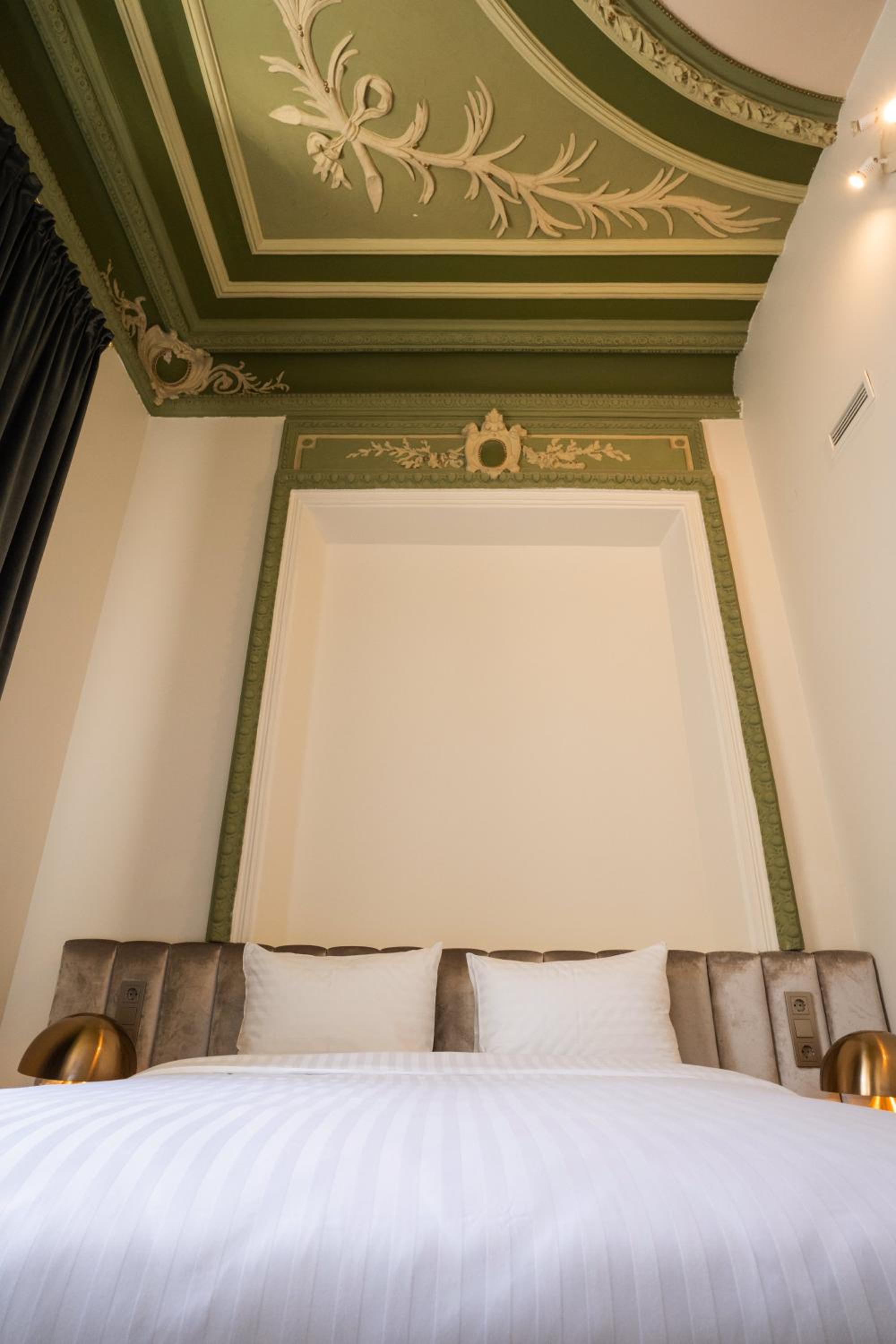 STANDARD, DOUBLE OR TWIN BED