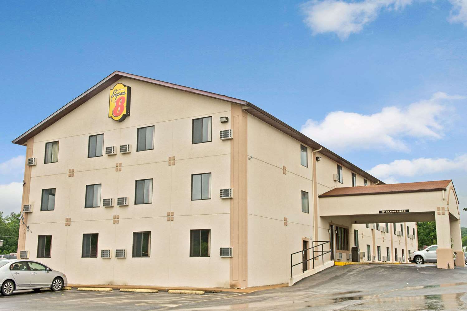 Super 8 by Wyndham Eureka/Six Flags Nearby 4/19