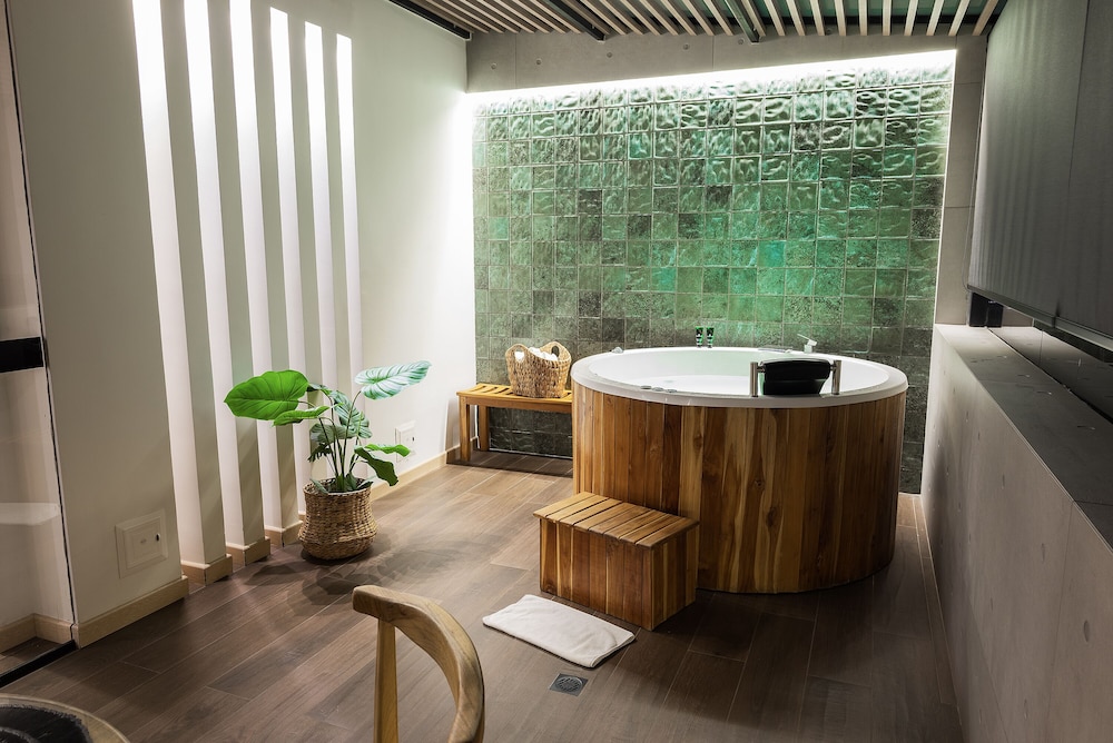 Hotel Black Tower Premium 34/70