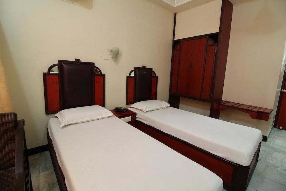 Hotel Naveen 8/15