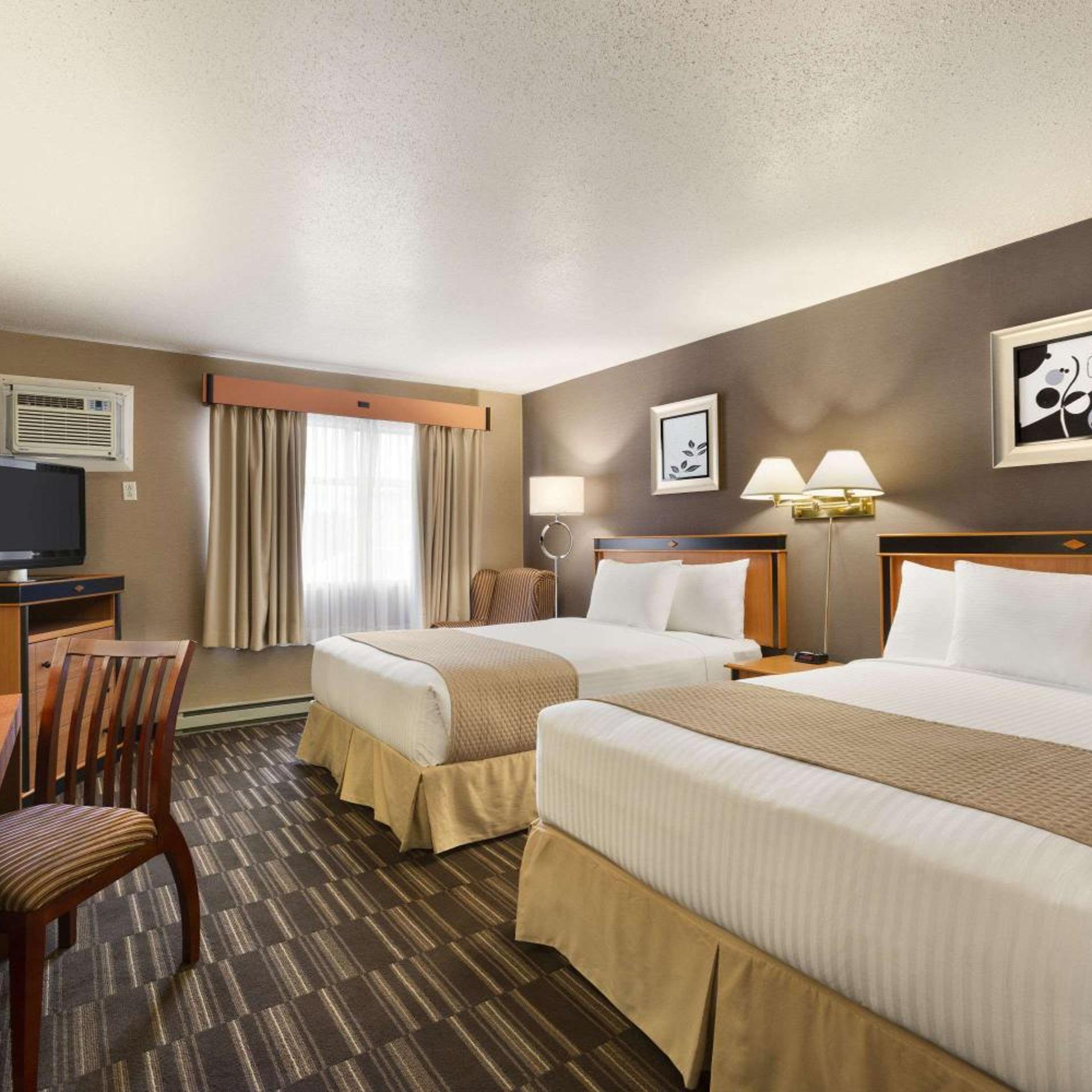 Deluxe, 2 Queen Beds, Lounge Floor