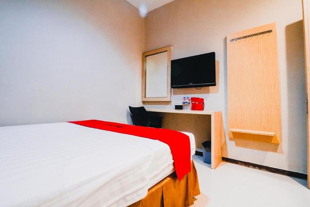 RedDoorz Plus near Sultan Hasanuddin Airport 8/23