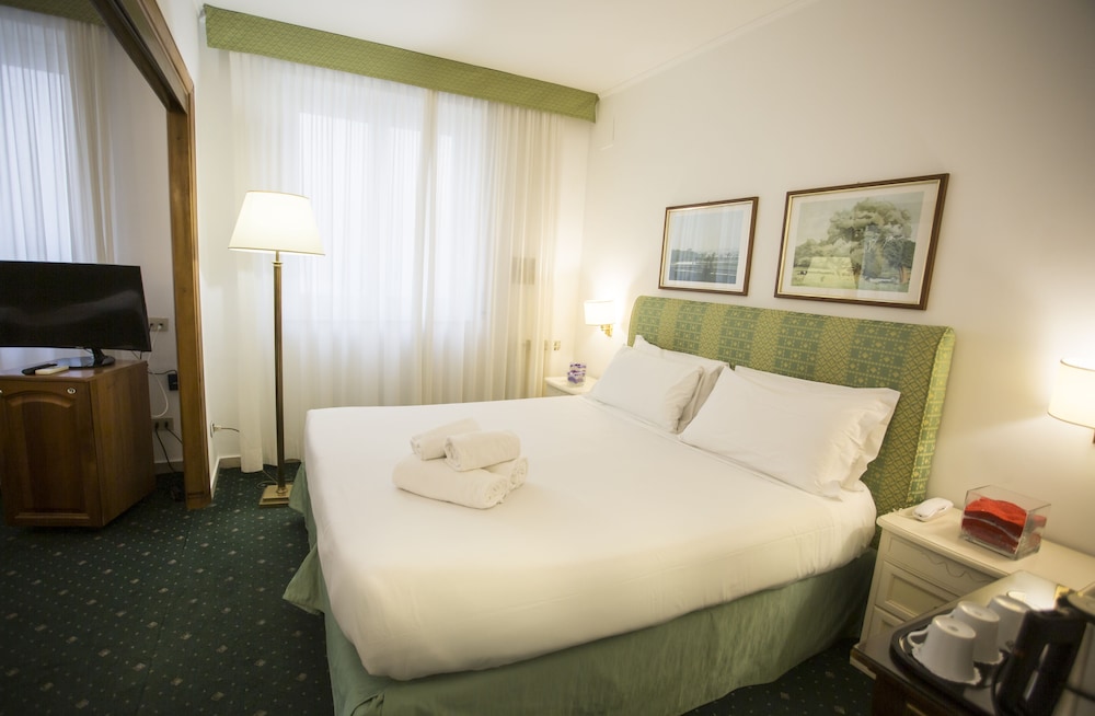 Napoleon Hotel 48/64