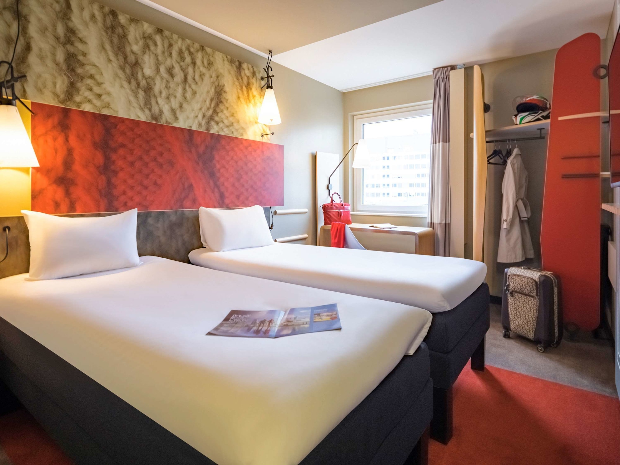 ROOM, TWIN BEDS