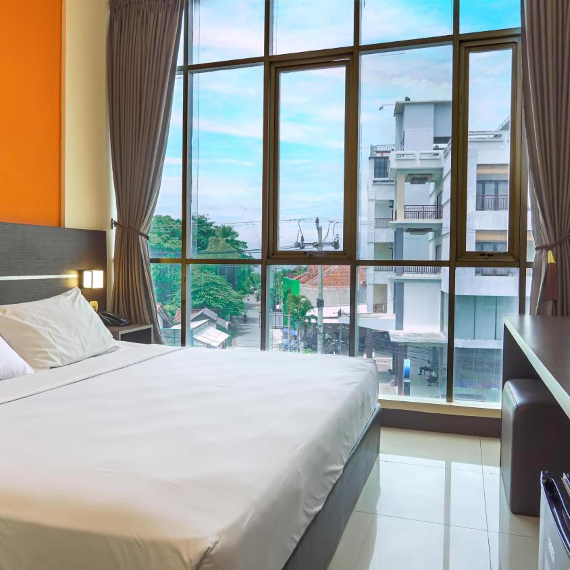 Deluxe, Suite, Street View