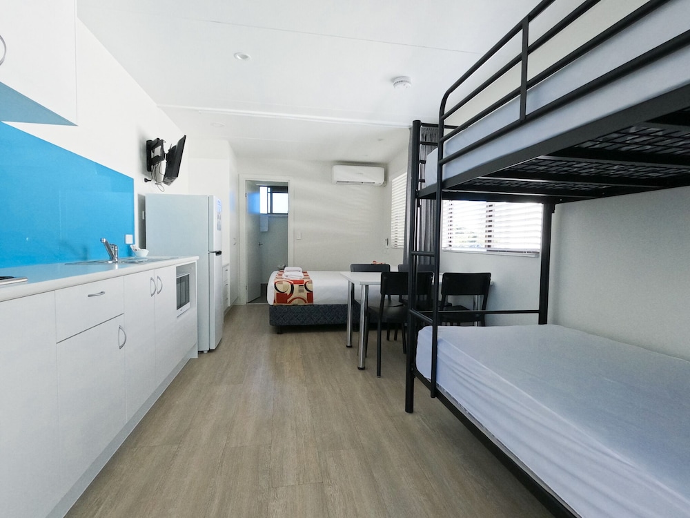 Alex Beach Cabins and Tourist Park 11/50