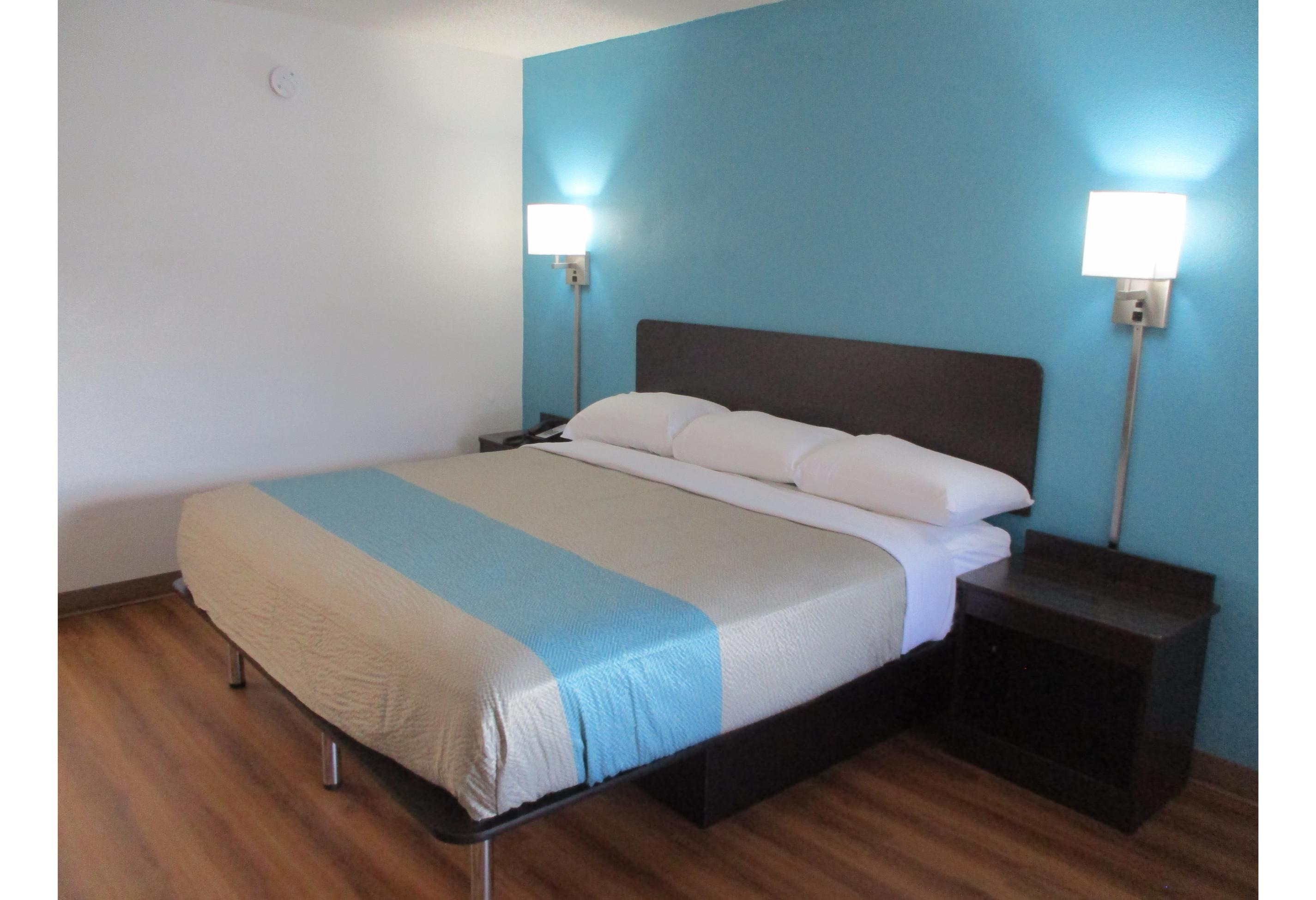1 King Bed - Mobility Access Ri Shwr Nsmk