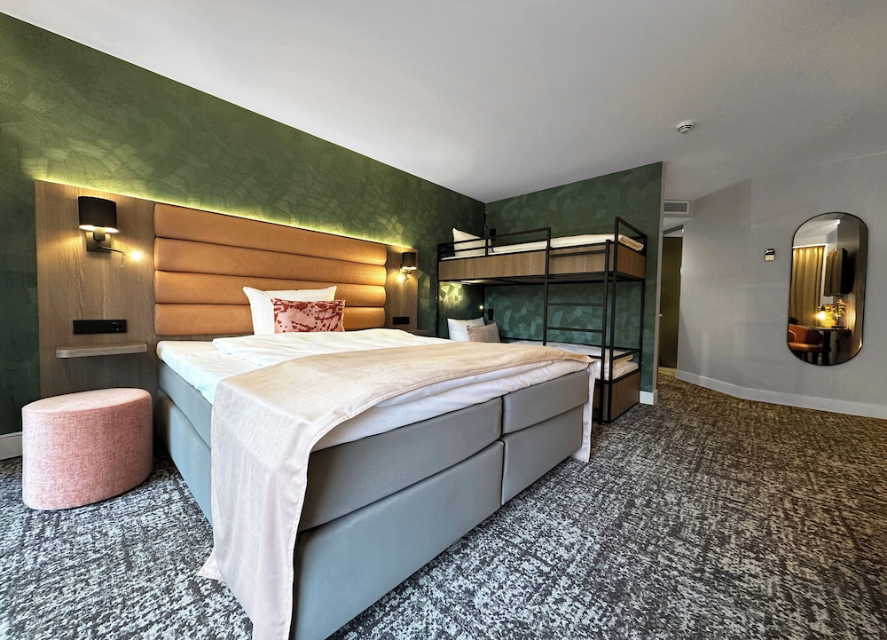 غرفة ديلوكس رباعية بسرير مزدوج وسريرين منفصلين، Van der Valk Hotel Gladbeck 3/4