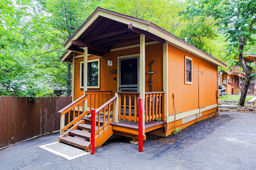 Sleepy Hollow Cabins and Hotel 8/50