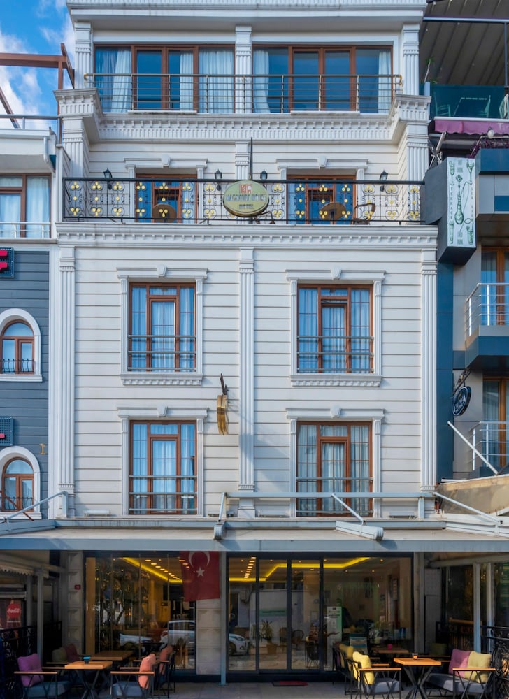 Magnaura House Hotel 5/53
