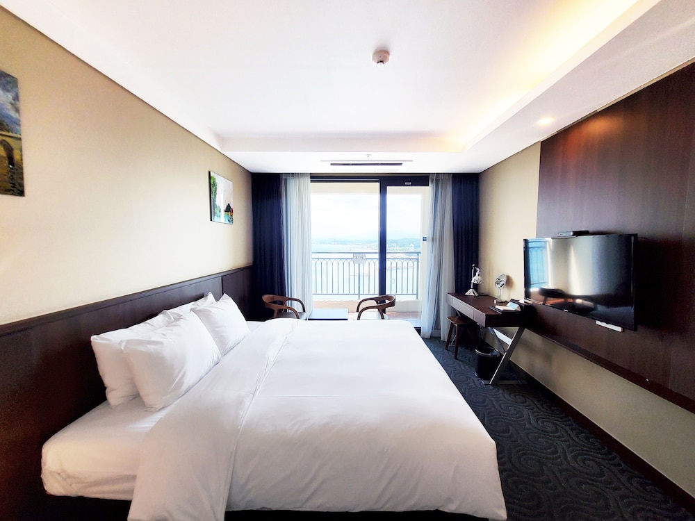 OCEAN, DELUXE, DOUBLE BED, PANORAMIC OCEAN VIEW, HARBOUR VIEW