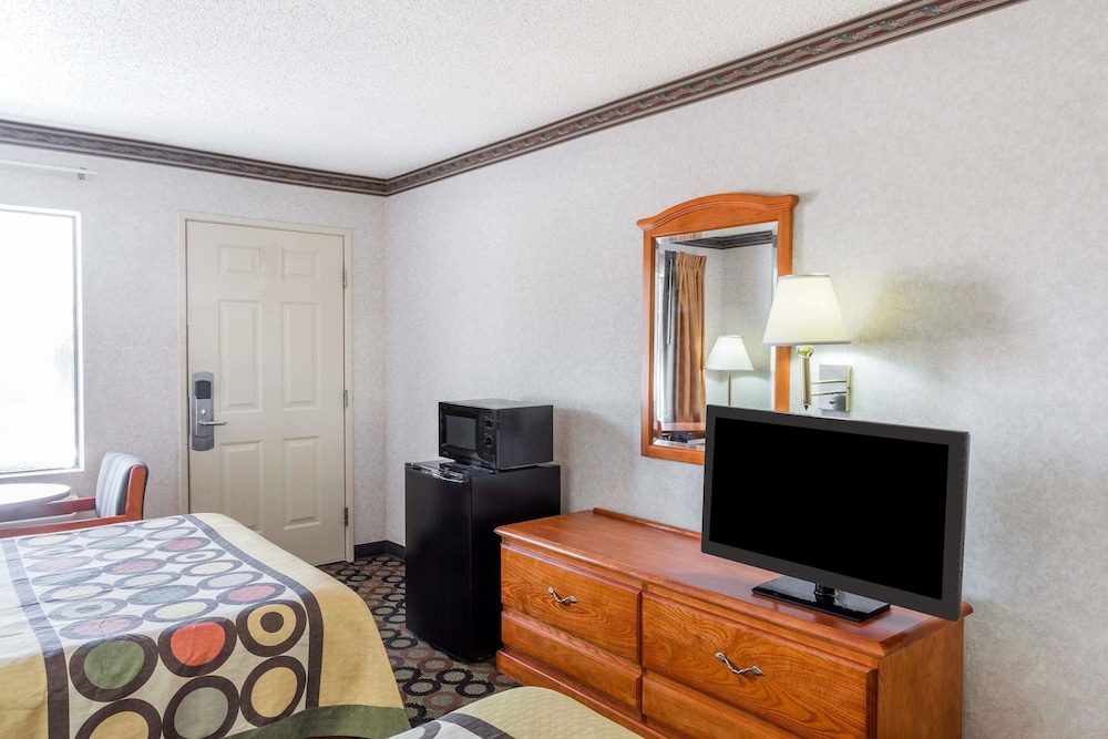 غرفة بسريرين مزدوجين، Super 8 By Wyndham Ashburn 5/7